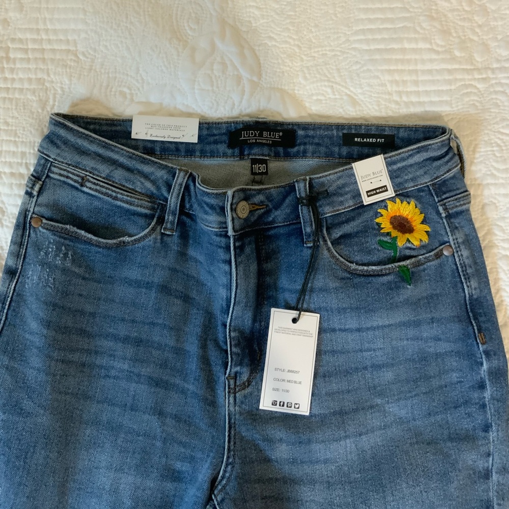 Judy Blue Sunflower Raw hem 11/30 NWT